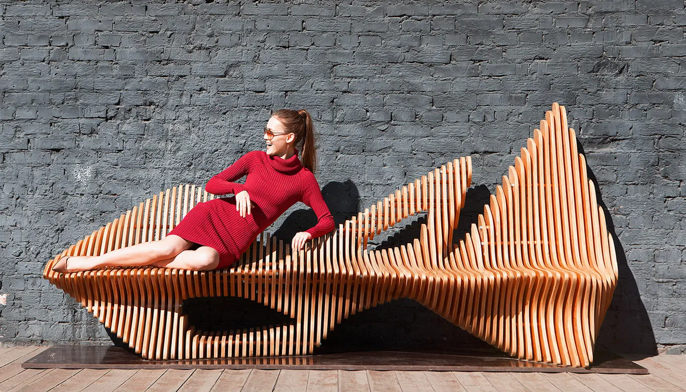 Mobilier paramétrique en bois avec motifs ondulés